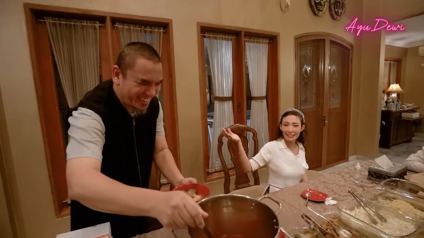 Fasilitas bak di ruang tamu, ini 7 cara Regi Datau suami Ayu Dewi menata dapur di rumah masa kecilnya