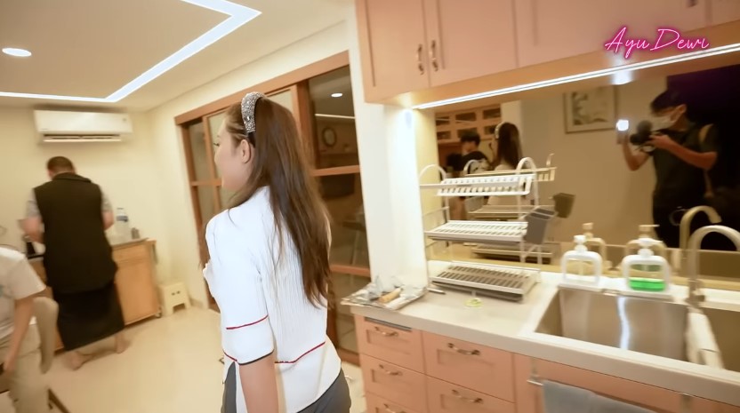 Fasilitas bak di ruang tamu, ini 7 cara Regi Datau suami Ayu Dewi menata dapur di rumah masa kecilnya
