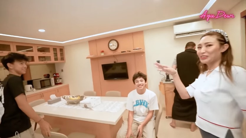 Fasilitas bak di ruang tamu, ini 7 cara Regi Datau suami Ayu Dewi menata dapur di rumah masa kecilnya
