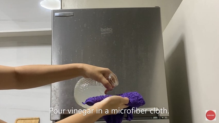 Nggak perlu mahal, cuma modal cuka dan minyak bikin pintu kulkas kinclong lagi