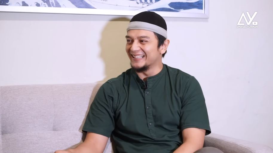 Gantengnya jadi primadona era 90-an kini lepas dunia artis, 9 potret terbaru Rico Verald usai hijrah