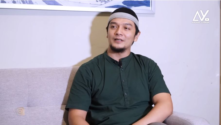 Gantengnya jadi primadona era 90-an kini lepas dunia artis, 9 potret terbaru Rico Verald usai hijrah