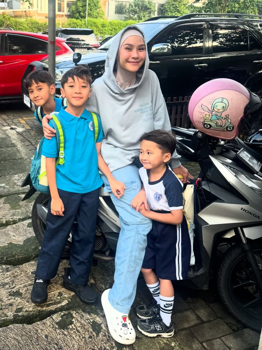Sibuknya Zaskia Adya Mecca urus 5 anak berangkat sekolah hari pertama, antar anak kayak konvoi motor
