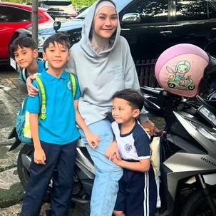 Sibuknya Zaskia Adya Mecca urus 5 anak berangkat sekolah hari pertama, antar anak kayak konvoi motor