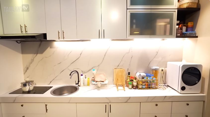 Sulap jacuzzi jadi dapur, intip 7 cara Ello menata area masak estetik dengan mini bar