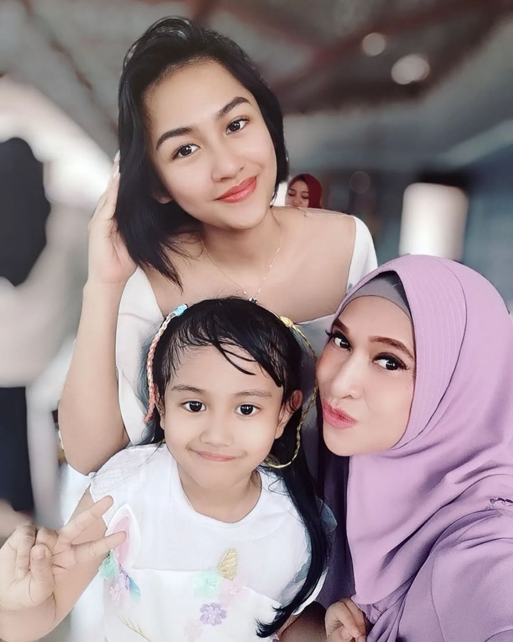 Hampir kepala enam tapi gayanya bak ABG, intip 11 potret terbaru Fifi Alone pemain film Lupus