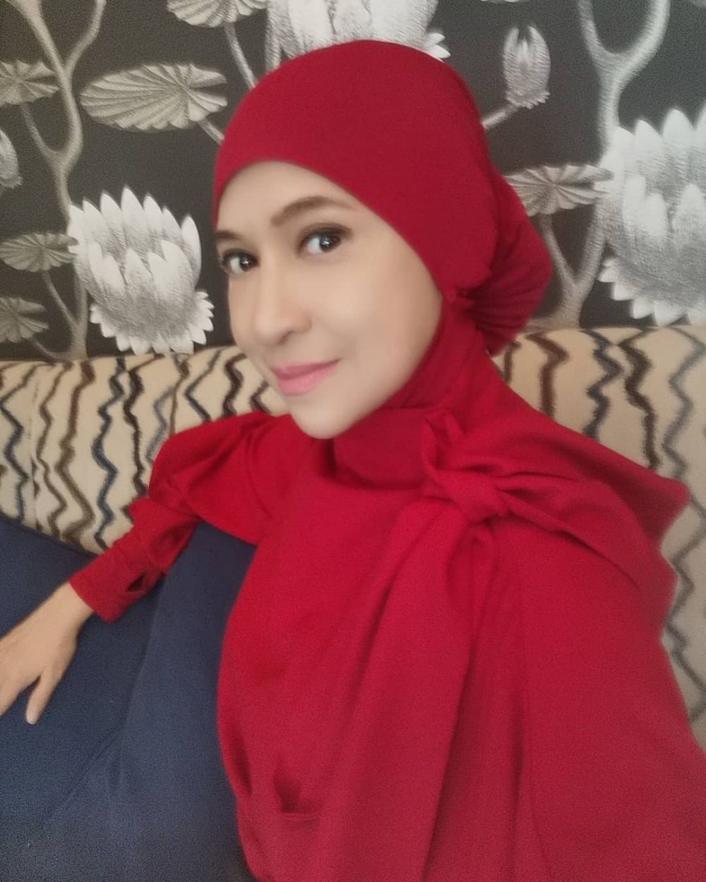 Hampir kepala enam tapi gayanya bak ABG, intip 11 potret terbaru Fifi Alone pemain film Lupus