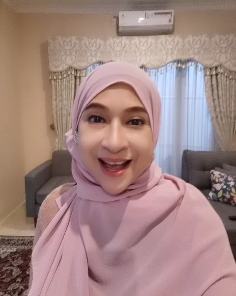 Hampir kepala enam tapi gayanya bak ABG, intip 11 potret terbaru Fifi Alone pemain film Lupus