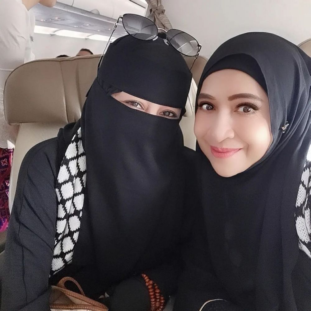 Hampir kepala enam tapi gayanya bak ABG, intip 11 potret terbaru Fifi Alone pemain film Lupus