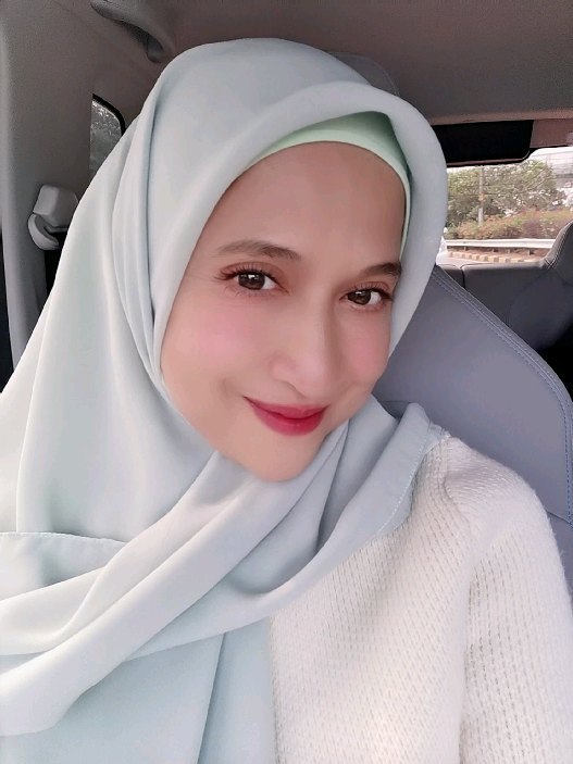 Hampir kepala enam tapi gayanya bak ABG, intip 11 potret terbaru Fifi Alone pemain film Lupus