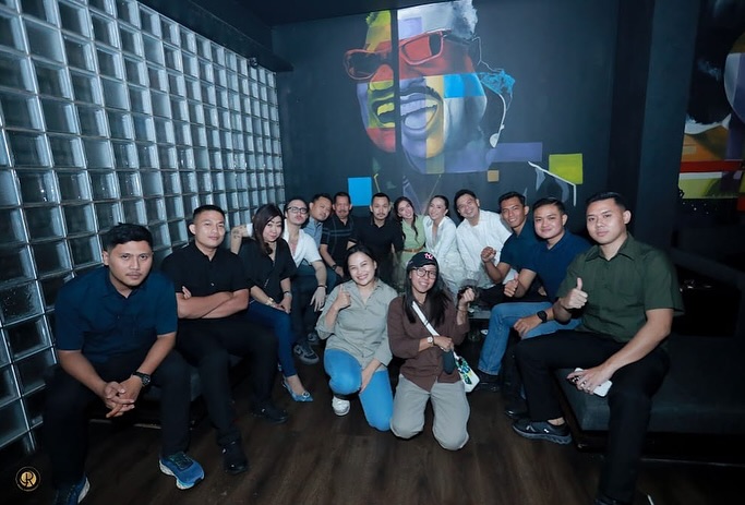 5 Potret Gusti Ega hadir di acara ulang tahun anak Angel Karamoy, go public pacaran? 