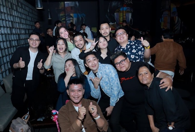 5 Potret Gusti Ega hadir di acara ulang tahun anak Angel Karamoy, go public pacaran? 