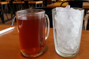 Jangan kaget pesan es teh malah dapat teh panas dan es batu, ini alasannya