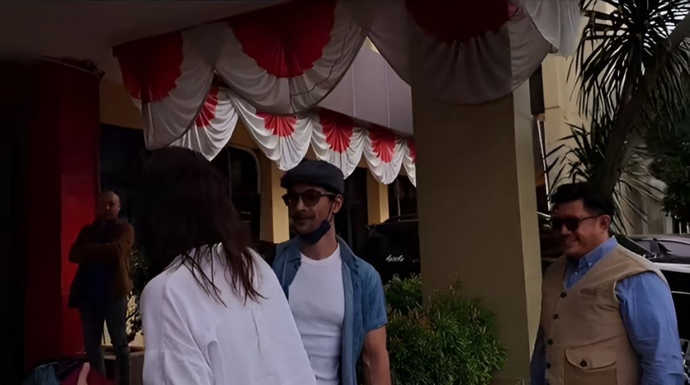 7 Potret momen akrab Kimberly Ryder dan Edward Akbar saling sapa usai cerai, obrolannya tuai sorotan