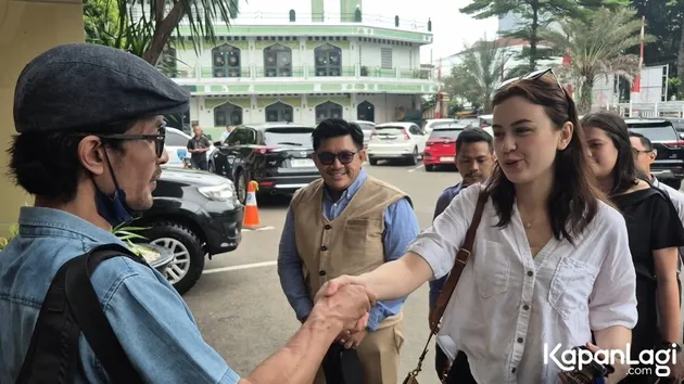 7 Potret momen akrab Kimberly Ryder dan Edward Akbar saling sapa usai cerai, obrolannya tuai sorotan