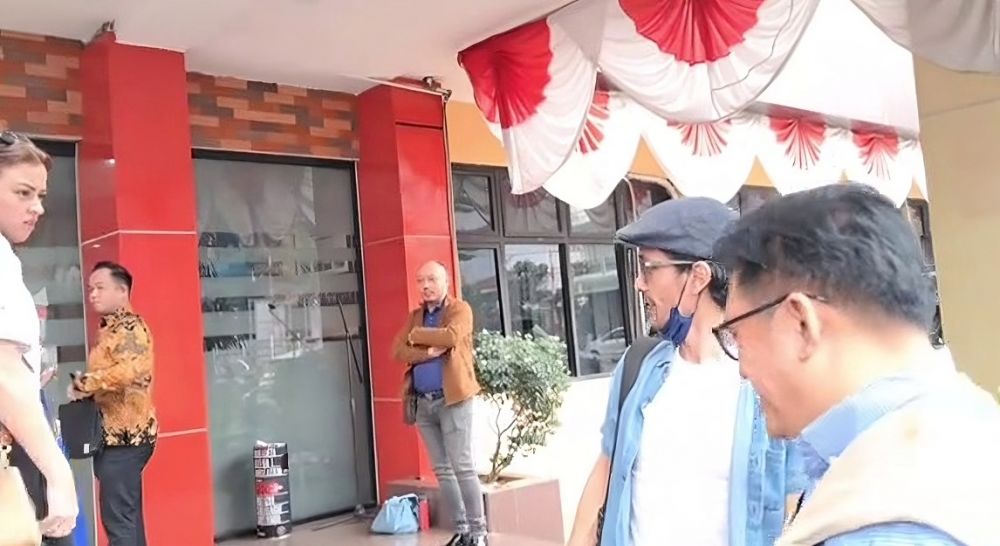 7 Potret momen akrab Kimberly Ryder dan Edward Akbar saling sapa usai cerai, obrolannya tuai sorotan