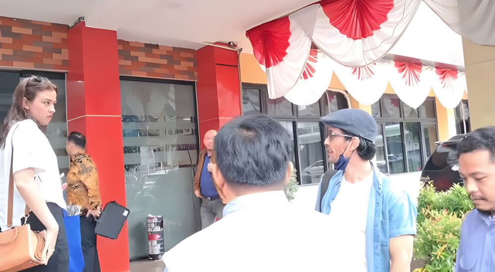 7 Potret momen akrab Kimberly Ryder dan Edward Akbar saling sapa usai cerai, obrolannya tuai sorotan