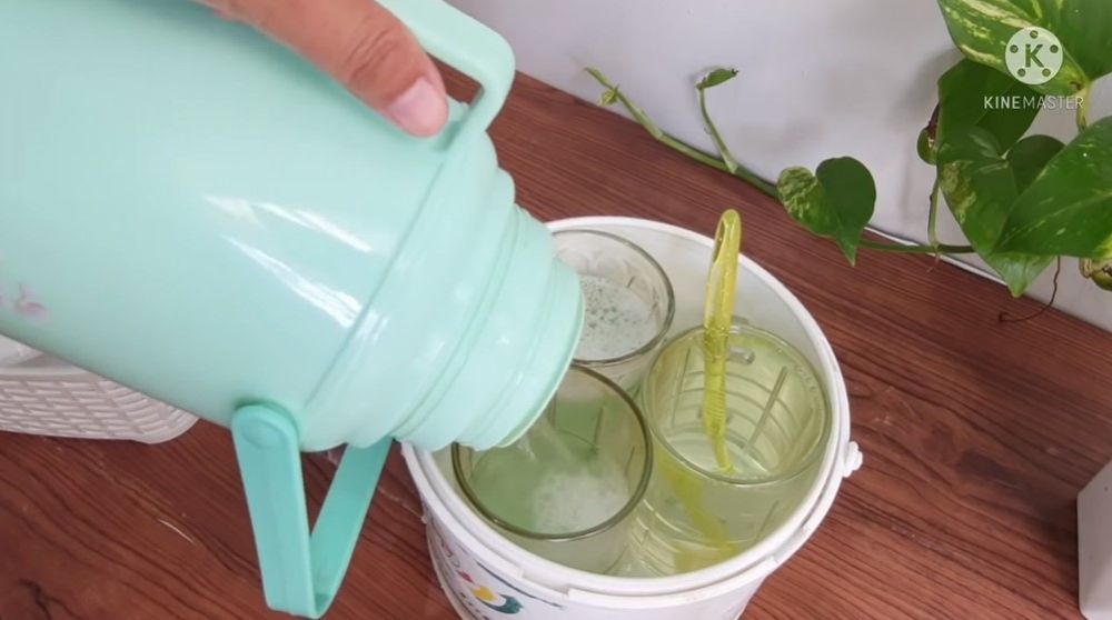 Bye-bye gelas butek! Simak trik jitu bikin gelas kaca auto bening seperti baru