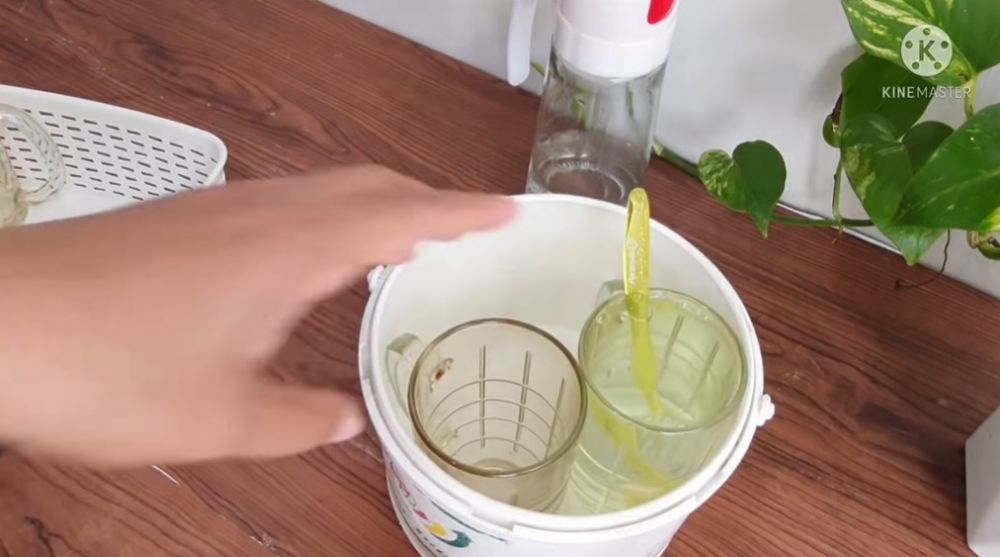 Bye-bye gelas butek! Simak trik jitu bikin gelas kaca auto bening seperti baru