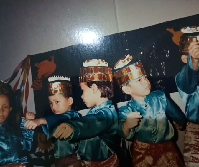 Punya wajah tampan dan aura kharismatik, intip 9 potret masa kecil Rangga Azof yang punya pipi chubby