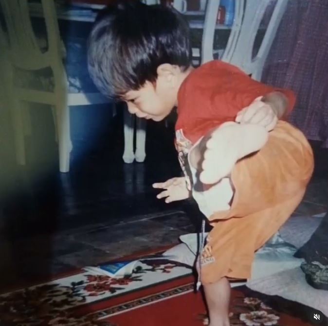 Punya wajah tampan dan aura kharismatik, intip 9 potret masa kecil Rangga Azof yang punya pipi chubby