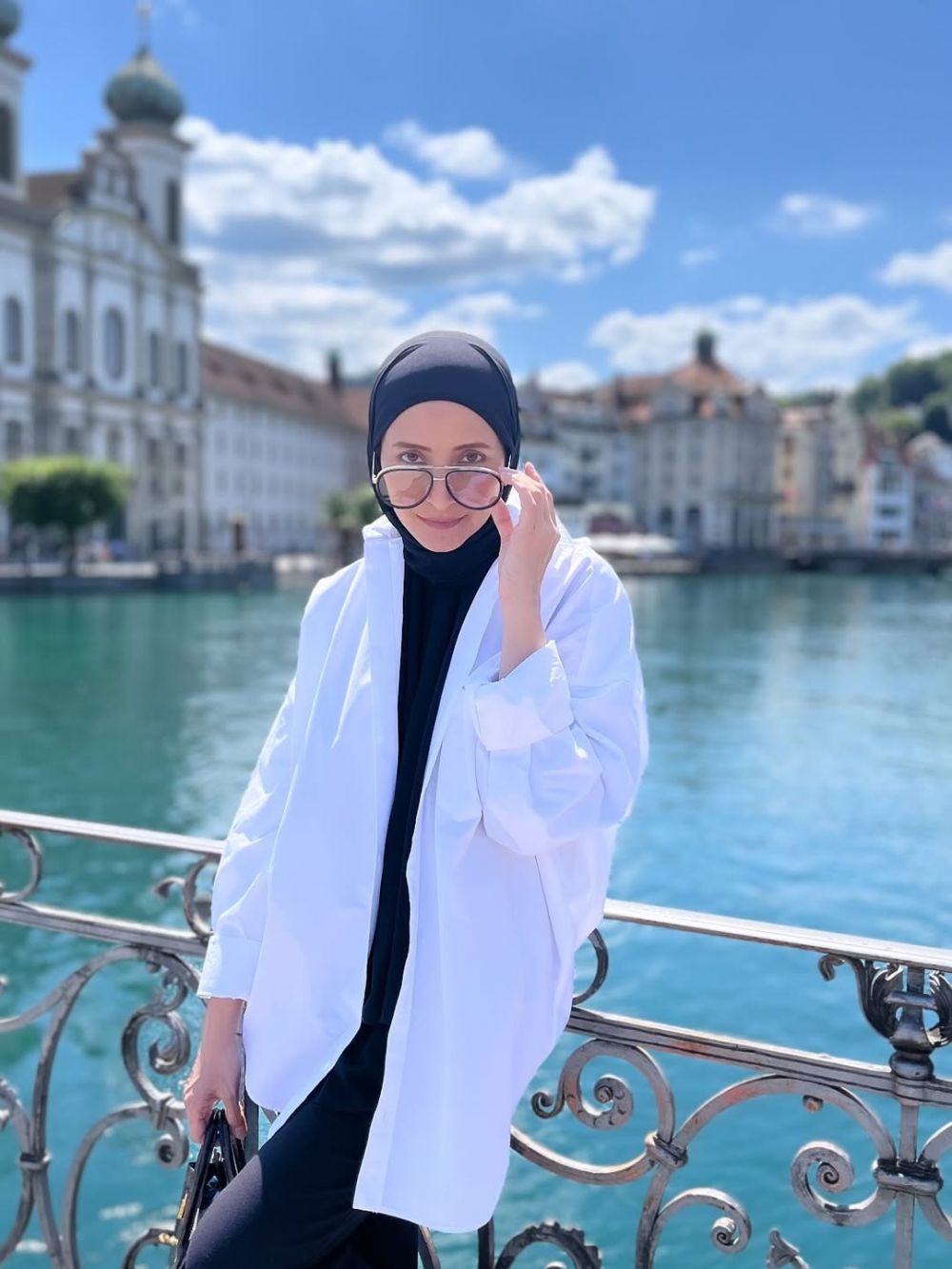 7 Potret Inneke Koesherawati dan suami liburan di Eropa, tampil mesra usai lama tak tersorot