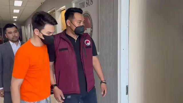 Kondisi lemas Jonathan Frizzy saat diserahkan ke Kejari, dokter cek luka bekas operasi ambeien