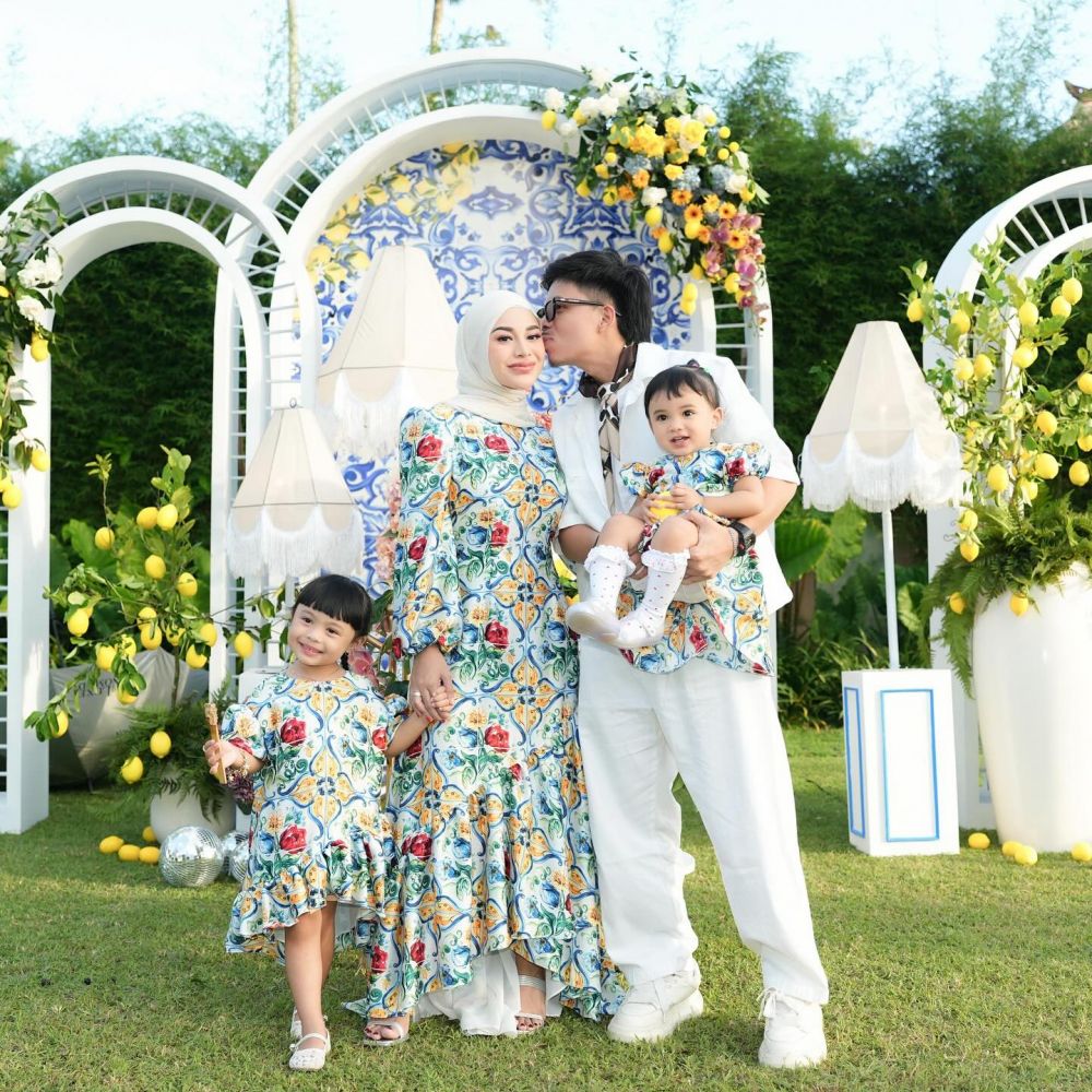 Ulang tahun ke-27, begini 9 gaya Aurel Hermansyah di birthday party-nya, cantik kenakan dress floral