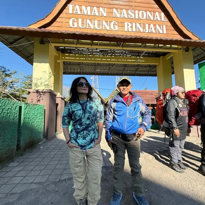 Usia 62 tahun masih kuat mendaki, ini 9 potret Atiek CB berhasil naik ke puncak gunung Rinjani