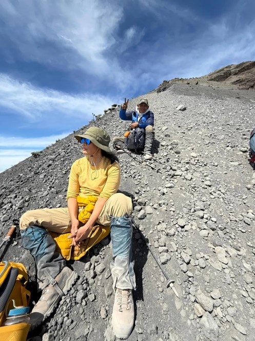 Usia 62 tahun masih kuat mendaki, ini 9 potret Atiek CB berhasil naik ke puncak gunung Rinjani