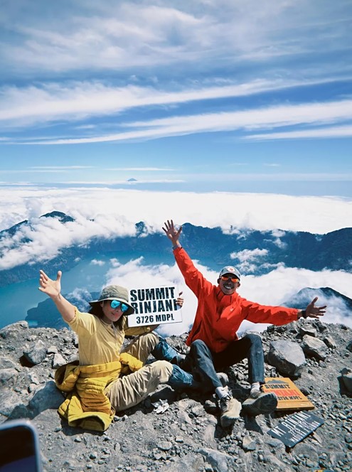 Usia 62 tahun masih kuat mendaki, ini 9 potret Atiek CB berhasil naik ke puncak gunung Rinjani