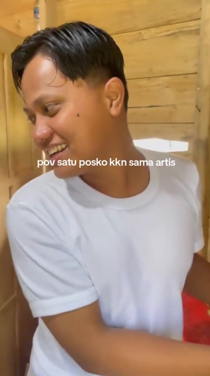 Mahasiswa ini pamer punya teman KKN 'kembaran' Rizky Febian, kemiripannya bikin angguk setuju