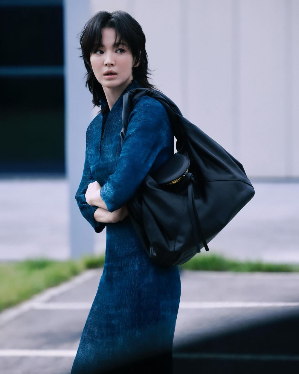 Lepas image feminin, potret Song Hye-kyo tampil garang dengan gaya mullet ini bikin fans syok