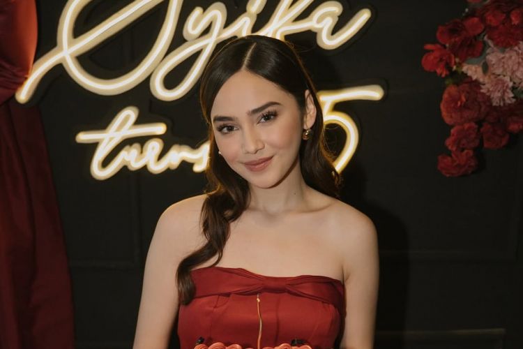 7 Gaya soft makeup Syifa Hadju saat perayaan ultah ke-25, pesona anggunnya semakin terpancar