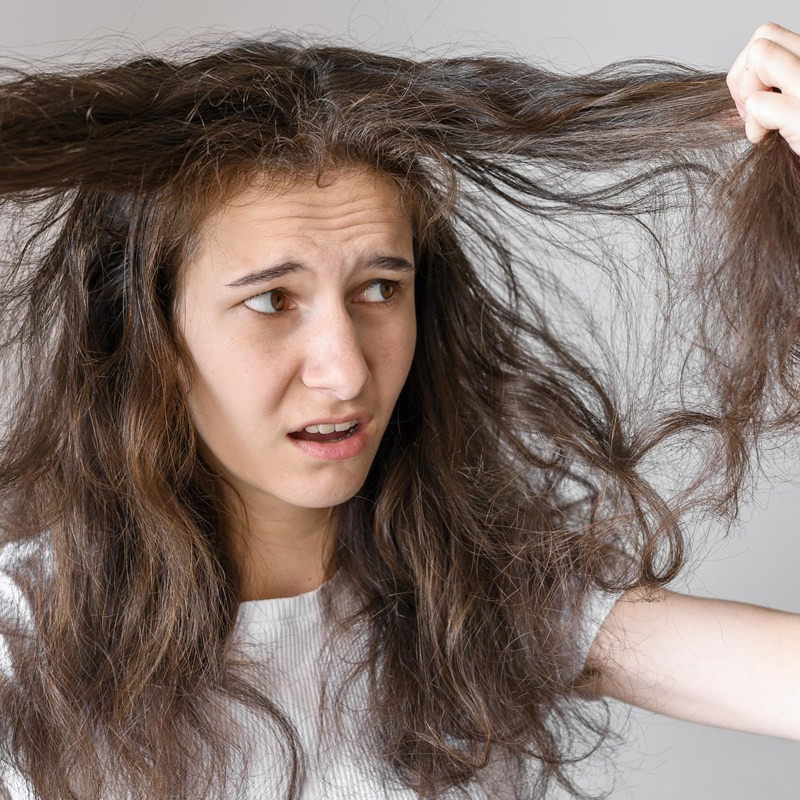 Trik mengatasi rambut kering dan rontok tanpa perawatan khusus, cuma andalkan 1 bahan minuman ini