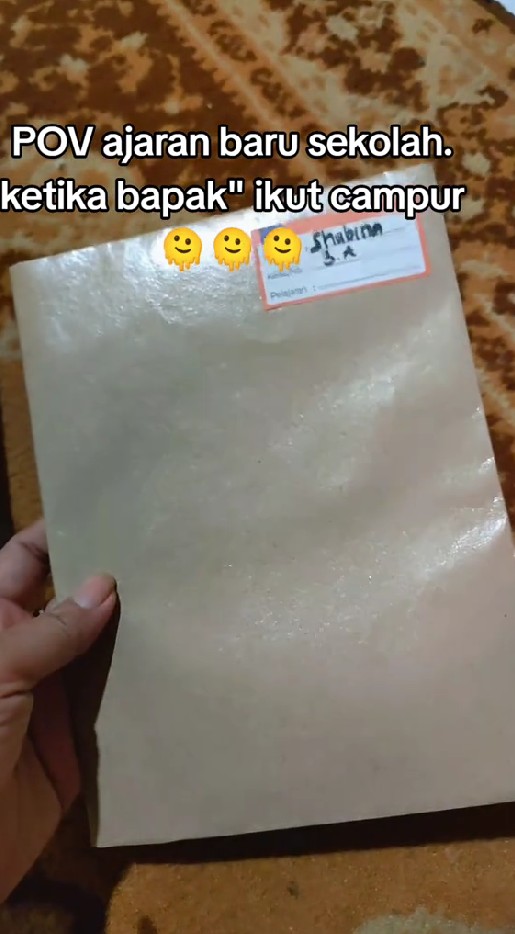 Begini jadinya kalau bapak-bapak ikut campur urusan anak sekolah, sampul buku anak dibuat nyeleneh