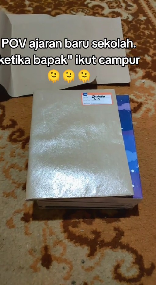 Begini jadinya kalau bapak-bapak ikut campur urusan anak sekolah, sampul buku anak dibuat nyeleneh