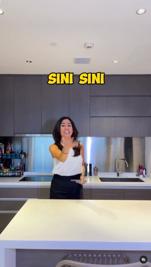 Simpel tak banyak perabot, ini 7 cara Melaney Ricardo menata dapur di apartemen