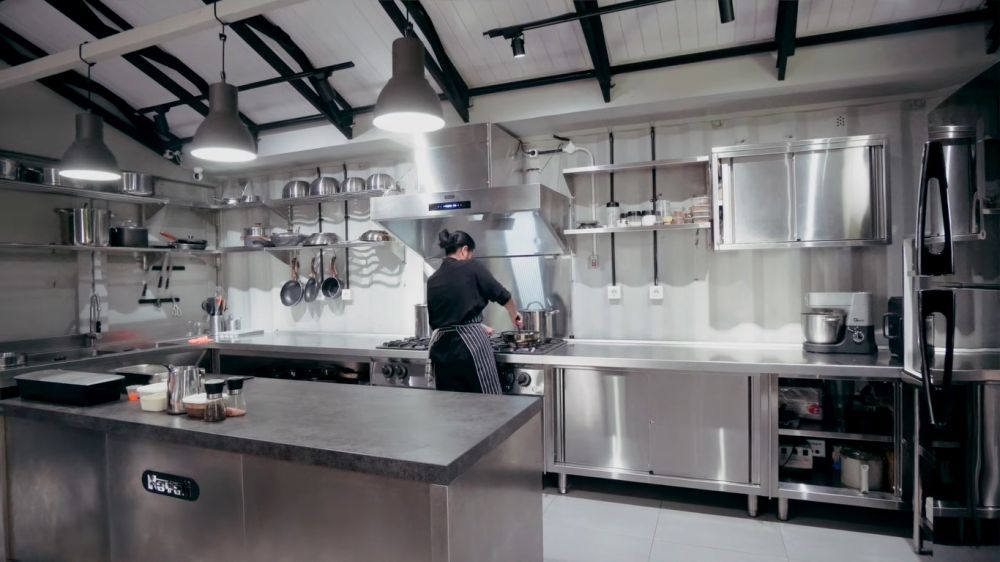 Huniannya unik terbuat dari kontainer, ini 7 cara Chef Renatta menata dapur berstandar restoran