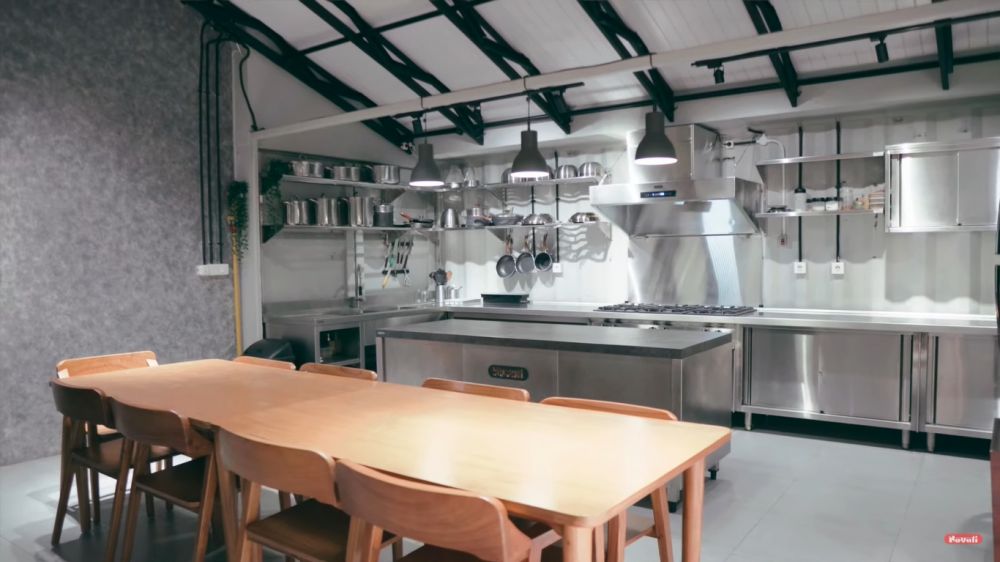 Huniannya unik terbuat dari kontainer, ini 7 cara Chef Renatta menata dapur berstandar restoran