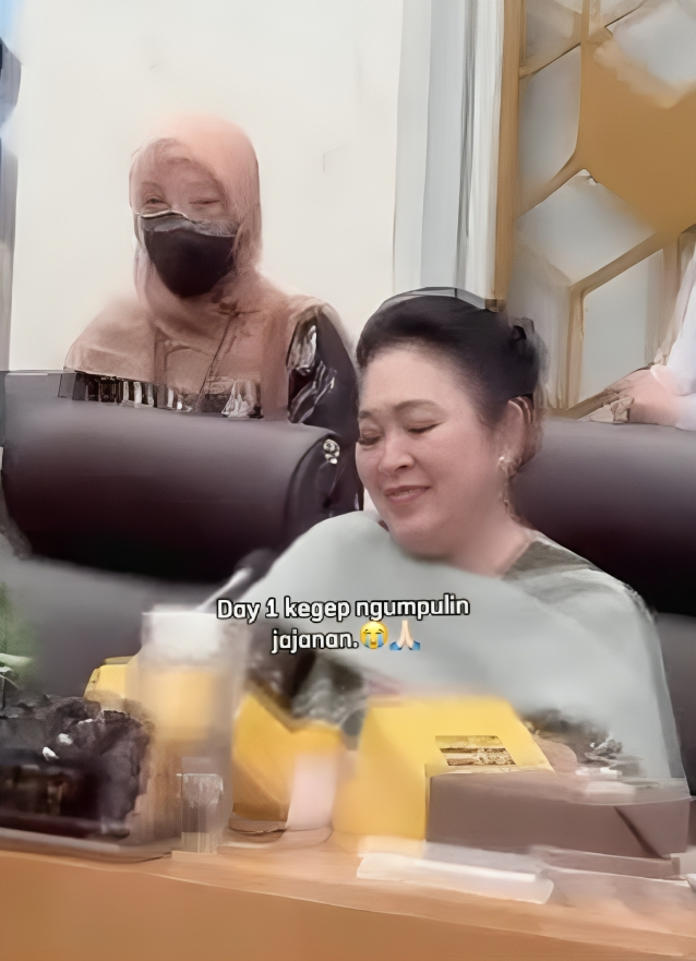 Momen lucu Titiek Soeharto kumpulin kue-kue biar jadi 1 kotak seusai rapat, the real ibu-ibu umumnya