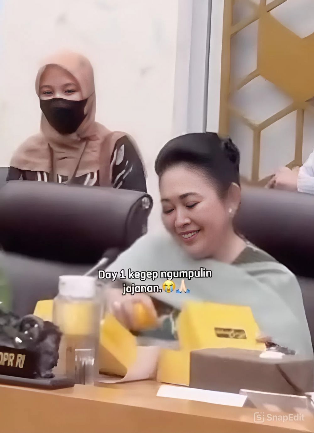 Momen lucu Titiek Soeharto kumpulin kue-kue biar jadi 1 kotak seusai rapat, the real ibu-ibu umumnya
