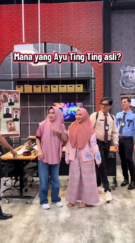 9 Potret Ayu Ting Ting jumpa emak-emak 'kembarannya' yang viral, sampai bikin sang pedangdut melongo