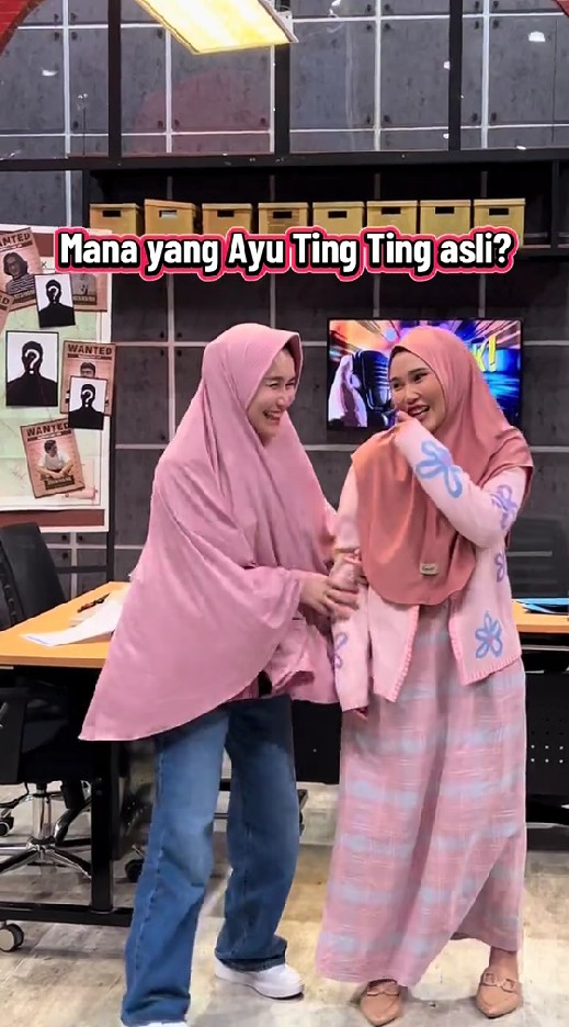 9 Potret Ayu Ting Ting jumpa emak-emak 'kembarannya' yang viral, sampai bikin sang pedangdut melongo
