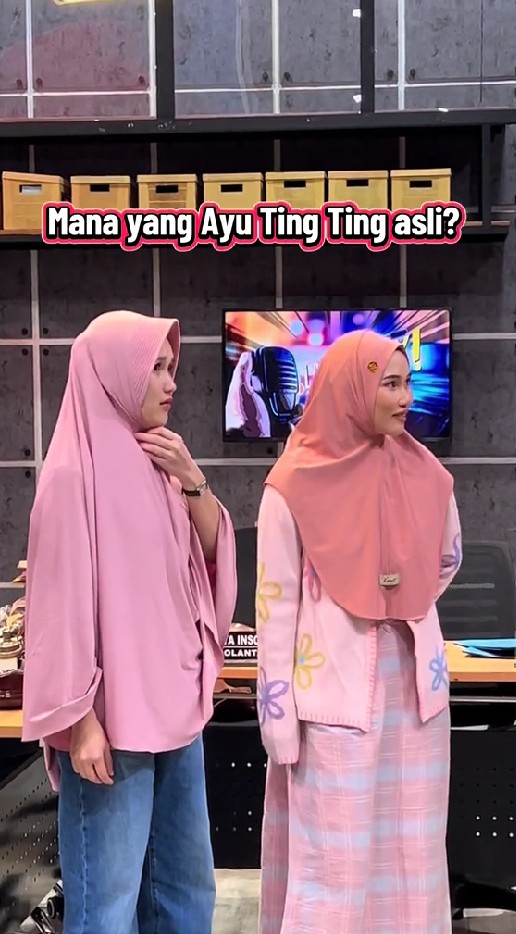 9 Potret Ayu Ting Ting jumpa emak-emak 'kembarannya' yang viral, sampai bikin sang pedangdut melongo