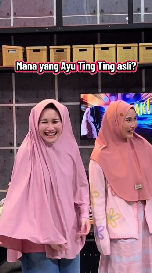 9 Potret Ayu Ting Ting jumpa emak-emak 'kembarannya' yang viral, sampai bikin sang pedangdut melongo