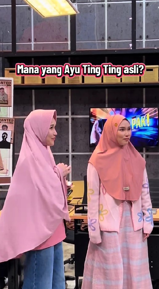 9 Potret Ayu Ting Ting jumpa emak-emak 'kembarannya' yang viral, sampai bikin sang pedangdut melongo
