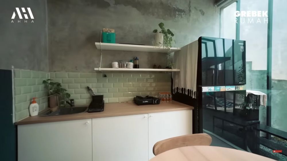 Dekat dengan taman tanaman herbal, 7 cara Ustaz Felix Siauw menata dapur minimalis desain industrial