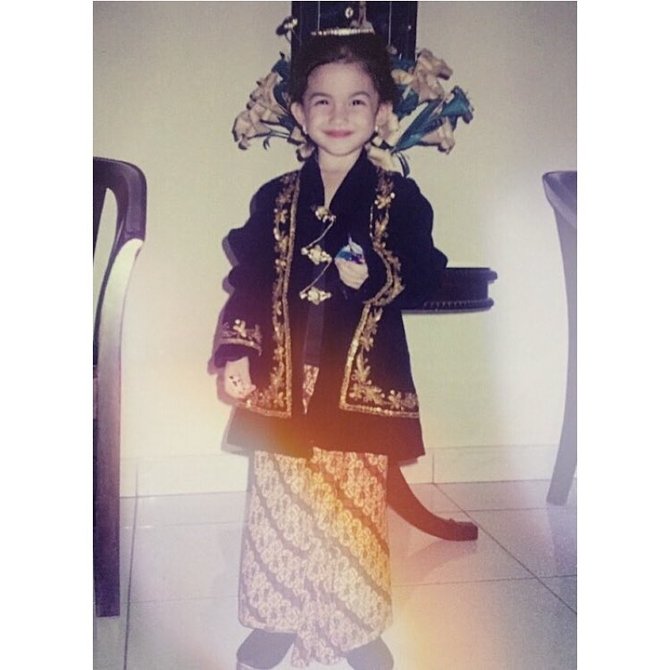 Perempuan cilik samping Joshua ini besarnya jadi aktris cantik dan seksi, ini 11 potret masa kecilnya