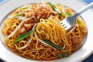 Trik masak mie goreng bekal anti gumpal, tetap terurai sempurna meski sudah dingin